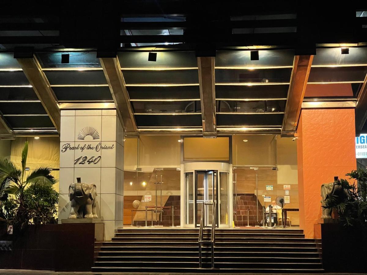 Pearl Of The Orient Tower, In Front Of Us Embassy Apartment Manila Exterior foto